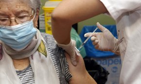 Els nous diagnòstics de grip i covid-19 continuen baixant a Catalunya