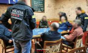 Els Mossos d'Esquadra desmantellen una partida il·legal de pòquer a Cambrils i intervenen prop de 29.000 euros en fitxes