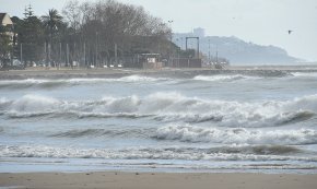 El temporal de mar deixa imatges de gran plasticitat al litoral cambrilenc