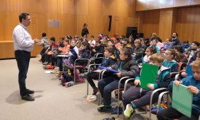 L'alumnat de quart de primària del col·legi Cardenal Vidal i Barraquer visita l'Ajuntament de Cambrils