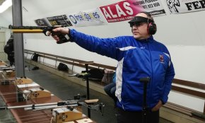 Jordi Balañá del Club de Tir Olímpic Cambrils competeix a la Copa del Rei de la modalitat olímpica de pistola d'aire comprimit