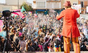 Un espectacle d'animació infantil amb guerra de confeti clou els actes carnavalescos del cap de setmana (CONTÉ GALERIA FOTOGRÀFICA)