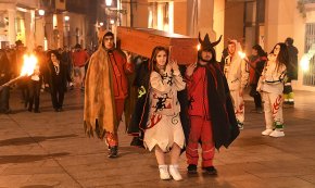 La mort del Carnestoltes, electrocutat en una de les torres de l'avinguda de l'Esport, posa fi al Carnaval 2023 (CONTÉ GALERIA FOTOGRÀFICA)