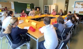 L'alcalde i la regidora d'Educació participen a l'assemblea de l'escola La Bòbila  