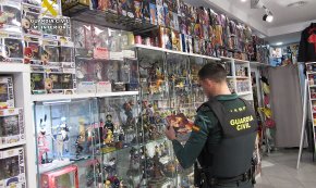 Agents de la Guàrdia Civil requisen 323 ninos de personatges manga d'un basar cambrilenc