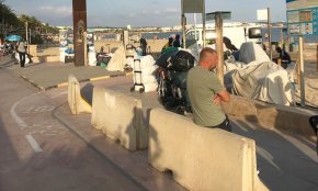 L'Ajuntament preveu la instal·lació de barreres físiques, més patrulles policials i informadors per desincentivar el top manta