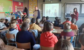 L'alumnat cambrilenc de cinquè de Primària aprèn història local amb el taller «El quadern de l'avi»