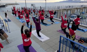 El Club de Rem Cambrils fa una sessió de ioga al moll per commemorar el dia de la Dona