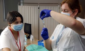La covid-19 continua a nivell baix però els ingressos repunten quan fa tres anys de l'inici de l'estat d'alarma 