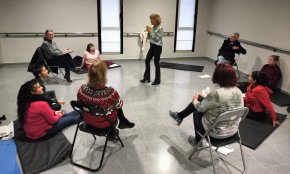 El Projecte d'Intervenció Comunitària Intercultural ofereix un servei de canguratge per infants a les trobades veïnals