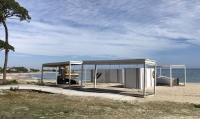 S'inicia la instal·lació d'alguns xiringuitos a les platges, a les portes de la Setmana Santa