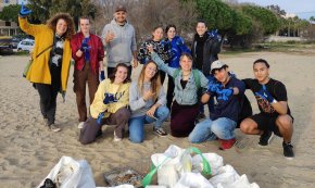 Un grup de joves participa en una recollida de residus a la platja de la Riera d'Alforja