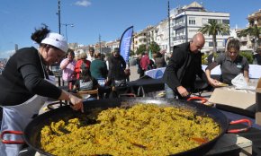El Port acull una animada degustació popular d'arròs melós amb carxofes (Conté galeria fotogràfica)