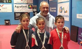 Rafa Martínez i les germanes Oumnia i Iman El Mouchmouch del CTT Cambrils, campions a les Olimpíades Escolars del Baix Camp