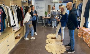 L'alumnat del PTT de Vendes de l'Escola d'Hoteleria i Turisme inaugura una botiga de roba de segona mà  