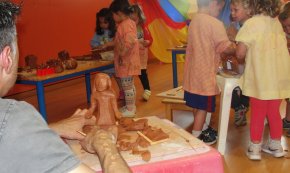 Els infants de la Llar Municipal Maria Dolors Medina s'enfanguen en «La setmana de l'art»
