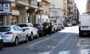 S'aprova la implementació de les zones vermelles; aparcaments gratuïts durant 20 minuts controlats per càmeres