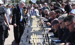 El Gran Mestre Jordi Magem protagonitza una exhibició de partides simultànies d'escacs al port