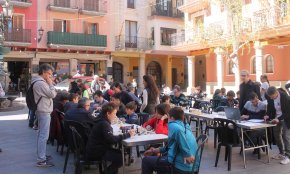 La plaça de la Vila acull una mostra de partides ràpides d’escacs