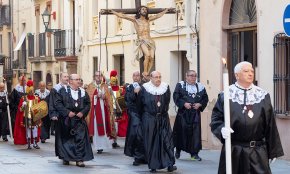 El solemne viacrucis aplega un bon nombre de feligresos (Conté galeria fotogràfica)