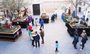 La plaça de l'Església de Santa Maria acull l'exposició dels vuit tabernacles