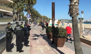 Jardineres i controls policials aleatoris per «destorbar als manters»