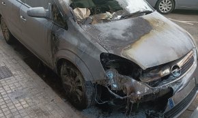 Crema un cotxe al carrer Balears