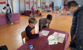 Els alumnes de 5è de l’escola Guillem Fortuny col·laboren amb el Banc de Sang i Teixits en el programa «Aprèn, participa i dona»