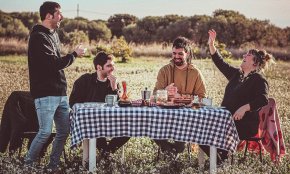 El grup La Cosina publica el seu primer àlbum titulat «Hores vinguin»