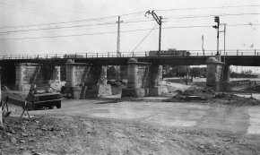 Condicionament de la carretera de connexió entre el poble i la platja a la riera d'Alforja / Maig 1977