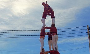 Els Xiquets de Cambrils descarreguen castells de 6 a Gelida en la primera diada castellera de la temporada