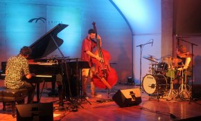 El jazz enèrgic del Joan Claver Trio arriba a la Cripta