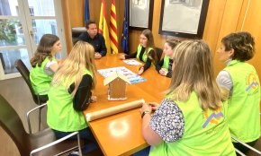 Alumnes de l'institut Mar de la Frau proposen a l'alcalde accions per millorar el parc de davant del centre
