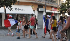 Nombrosos aficionats francesos celebren la victòria de França al Mundial de Futbol