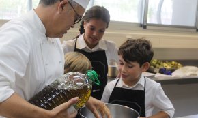L'Escola d'Hoteleria acull tres petits «cuiners per un dia»