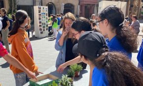 Vuit centres escolars cambrilencs comparteixen els projectes mediambientals en un mercat d'experiències a la plaça de la Vila