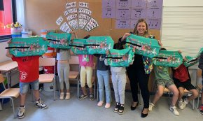 Es lliuren embolcalls d'entrepà a l'alumnat de 1r i 6è de primària dels centres escolars cambrilencs