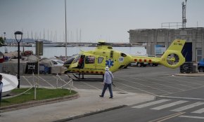 Un helicòpter del SEM aterra al port per atendre una persona al carrer Lepant