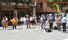 Música i reivindicació en la concentració setmanal de les Àvies i Avis per la Independència