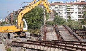 El desmantellament de l'antiga via fèrria arriba al bell mig de la població