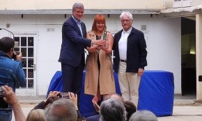 La cambrilenca Montserrat Recasens rep el Premi el Balcó atorgat per Òmnium Cultural del Tarragonès