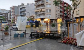 La pluja obliga a ajornar la inauguració de l'escultura de Plaça d'Aragó