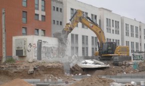 S'enderroca l'antiga caseta de connexions que interferia en les obres per connectar l'Eixample amb Horta de Santa Maria
