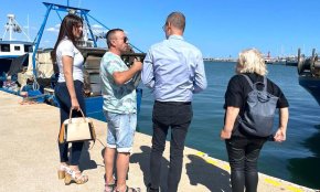 El cap de llista de Junts, Josep Maria Cruset, visita la Confraria de Pescadors de Cambrils