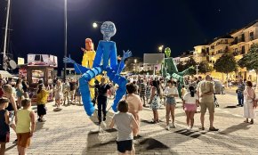 Els Gegants Sol, Lluna i Natura omplen de color el passeig marítim