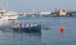 La regata popular de Sant Pere aplega a desenes de persones a les Escales Reials