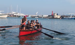 L'embarcació amb muletes de fusta De Mari visita el Port de Cambrils