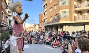 L’àvia Tomasa, la Xatarrina, porta l’alegria i tendresa a la Rambla de Jaume I