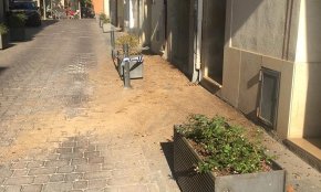Un vehicle que circulava a gran velocitat impacta amb una jardinera del carrer de Sant Plàcid