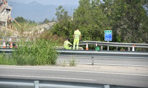 Una autocaravana es precipita al costat de la riera de Maspujols des de l'AP-7